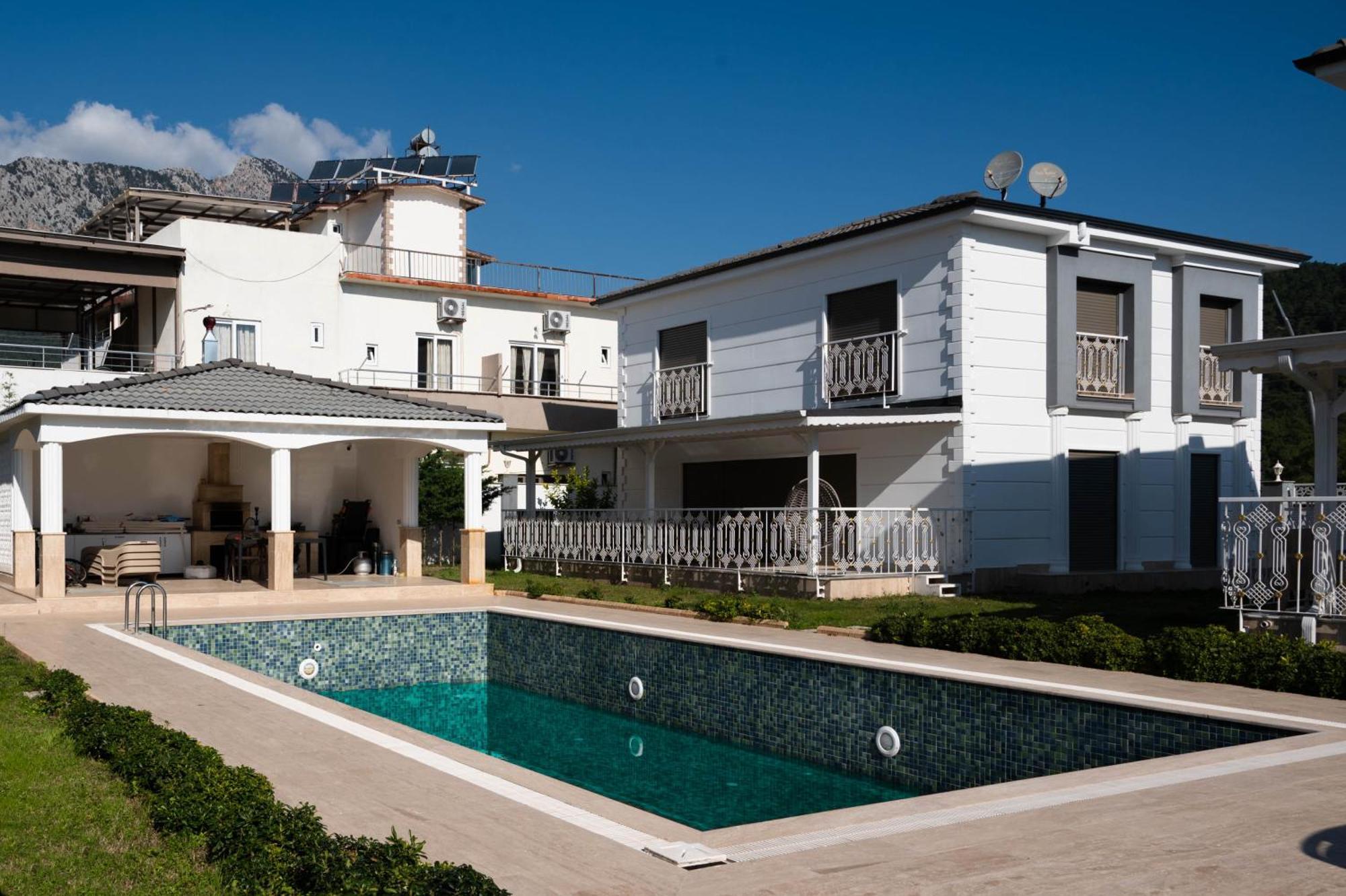 Ustatahir Villa *